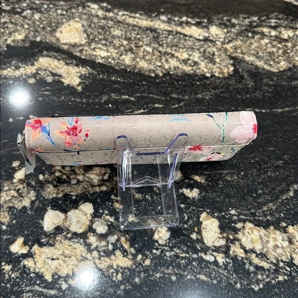 GUESS Floral Logo Zip Wallet - Picture 4 of 4